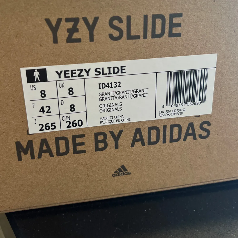 Yeezy Slide, Granit. Helt nya, oanvända. Skick 10/10. Originalbox och prislapp kvar. Står storlek 42, men dessa är kända för att vara väldigt små i storlek. Storlek 38-39 passar dessa 🪩. Skor.