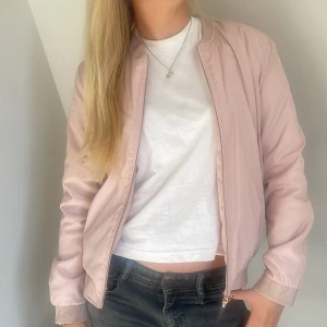 Snygg bomberjacka - Säljer denna super snygga bomber jacka💗💗i en fin rosa färg 