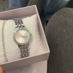 Ur & Penn klocka  - Säljer min superfina silver klocka från Ur & Penn, då jag inte använder silver längre. Skriv privat för fler bilder. Nypris 398kr 