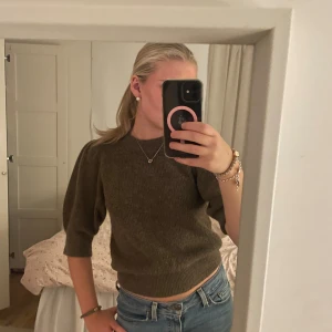 Stickad tröja  - Säljer en brun stickad tröja från Neo Noir🤎Köpt för ca 700kr och använd ca 3 gånger🧸Perfekt till hösten!🤎