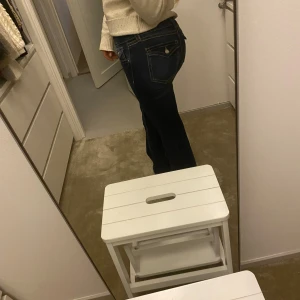 Chunky low flared jeans - Säljer dessa superfina och bekväma lågmidjade flared jeans från Gina Young i storlek 158. De är helt slutsålda i denna tvätt, använda fåtal gånger, så i fint skick. Skulle säga att de passar en xs-s beroende på längd förstås. Hör av dig vid frågor💕