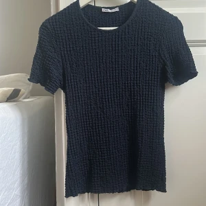 T-shorts från zara - Jättefin topp från zara, aldrig använd 