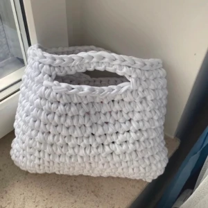 Virkad väska  - Supersöt vit virkad väska som jag gjort själv 🤗 garnet är gjort av återanvändbart material från klädindustrin. Den är 21x27cm 🫧