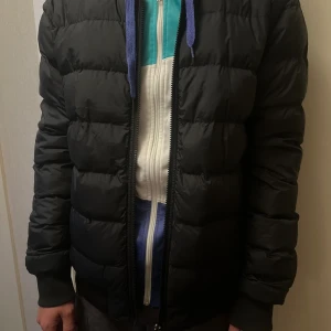J Lindeberg jacka - J Lindeberg jacka i storlek M säljes. Jackan går att vrida ut och in för att få en annan look på den. 9/10 skick, nästan aldrig använd. Priset är ej hugget i sten 👍