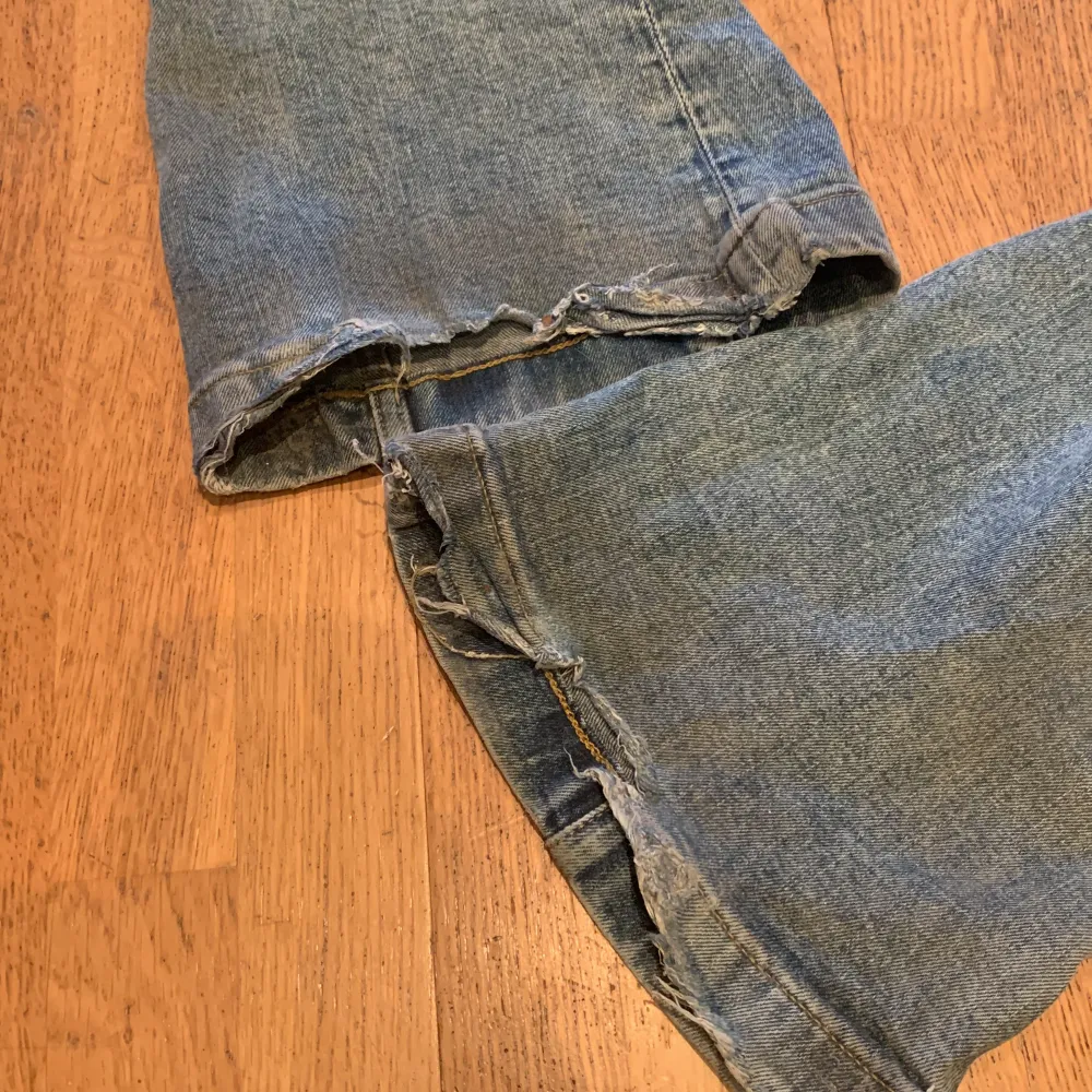 säljer lågmidjade jeans! storlek: 27 NYRPIS: 500kr (Första bilden är lånad!) har en del slitningar längst ned på byxbenen men tycker inte det är något som gör något 💕Hör av er angående intresse!. Jeans & Byxor.