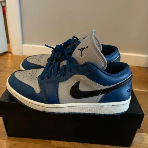 Air jordans 1 low  - säljer blå/gråa jordans i storlek 39  som är knappast använda