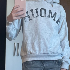 Fin hoodie  - Fin Gina Tricot Hoodie. använt många gånger. Ska tvättas först. Tappat ett snöre. 