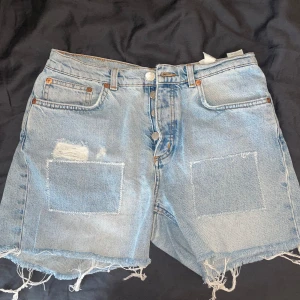 Blåa jeansshorts - Asss snygga jeansshorts från Monki! Passar xs-s om du vill ha najs fit! As schysst wash! Egenlappade. Kom alltid med privsförslag privat!