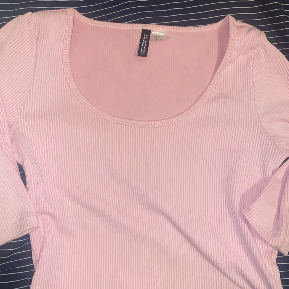 Säljer en superfin rosa ribbad topp från H&M. Den har en rund halsringning och långa ärmar, perfekt för både vardag och fest. Toppen är i ett mjukt och stretchigt material som sitter bekvämt på kroppen.. Toppar.