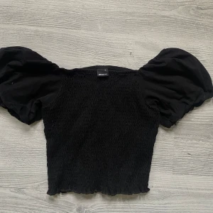 Topp med puff ärmar svart - Oanvänd  Medium Gina tricot 