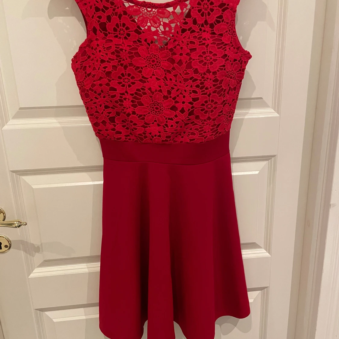 Röd klänning med spetsdetaljer - 91
