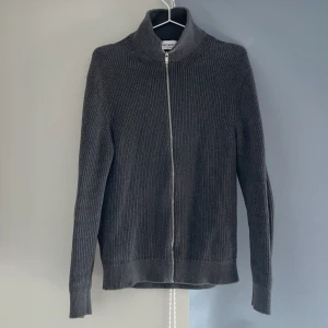 Stickad cardigan - Stickad cardigan från East West. Köpt på Brothers och är endast använd ca 10 ggr. Storlek M men passar bättre S. Tveka inte på att höra av er vid funderingar!