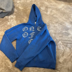 One Of One Rhinestone Hoodie - Mycket bra skick knappast använd. Storlek Small. 
