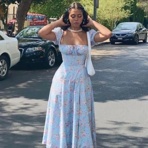 Klänning  - Också en jättefin sommarklänning som inte kommer till användning men är i fint skick! Bara att höra av er om frågor eller fler bilder 🫶🏼🫶🏼