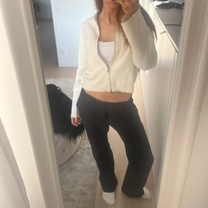 Kostymbyxa  - Svart kostym byxa low waist från Nelly som från början kostade 499kr. Tror inte just dessa säljs längre💕