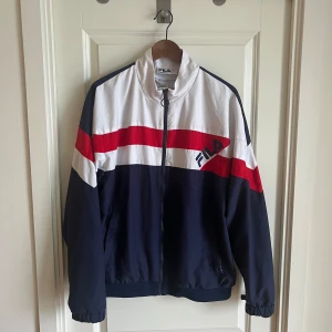 Oanvänd FILA-jacka! - Superfin och jätteskön FILA-jacka som är något fodrad och passar perfekt som höst-eller vårjacka.