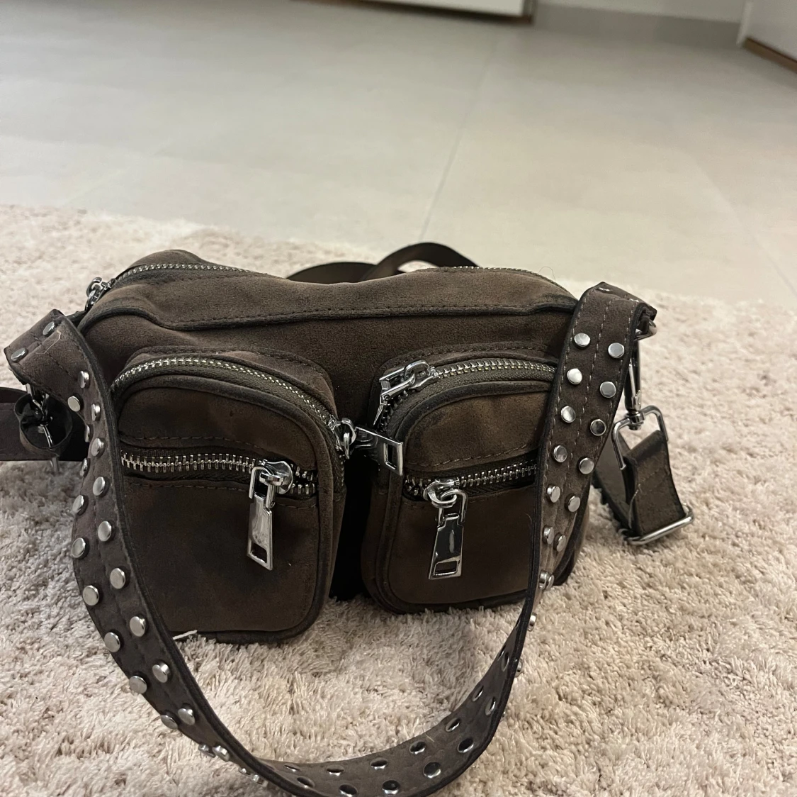 Grå väska från noella  - 92