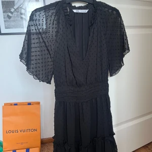 Svart kort klänning zara - Så fin klänning från zara, fint material med prickar🫶🏼 använd endast en gång och i nyskick. Xs men stretchig så passar även S 
