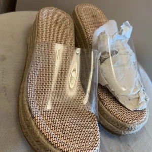 Helt nya - Helt nya sandaler 