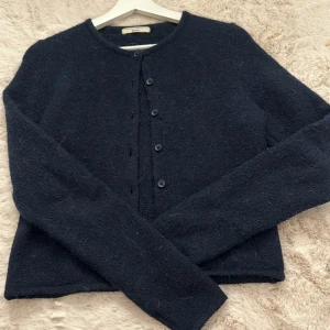 Gina tricot kofta  - Hej! Säljer den super söta ”fluffiga” kofta ifrån Gina tricot. Den är mörkblå och i storlek S!🌸 ❗️pris går att diskutera!