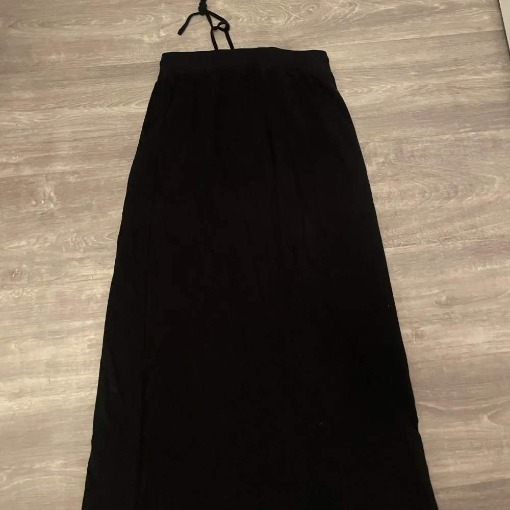 Svart långkjol från vero moda i bra skick🖤⭐️ Jätteskönt material med snöre i midjan så man kan justera midjan fint. Stretchigt material så passar xs-s🥰 . Kjolar.