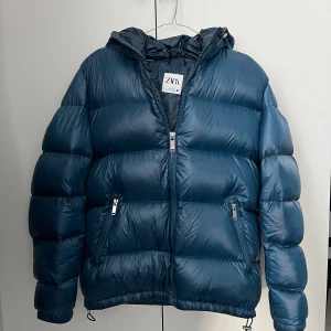 Dunjacka zara - Riktigt snygg dunjacka från Zara i färgen ”metal”. Jackan är i bra skick och endast använd varsamt en säsong. Nypris ligger på 1400:-