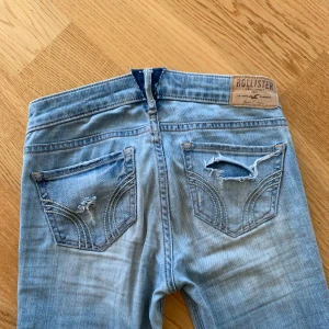Hollister jeans  - Ljusblå hollister jeans. Jeansen är ripped och modellen är flaire. Dom är lågmidjade. Skriv om ni vill ha mer bilder!! 💗💗💗