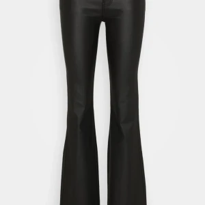 Läderbyxor - Bootcut byxori fejk läder helt OANVÄNDA från ONLY. Kan ej skicka tillbaka då ja tog av alla lappar. Säljer pga för stora. L och 32 i längd. helt slutsålda.