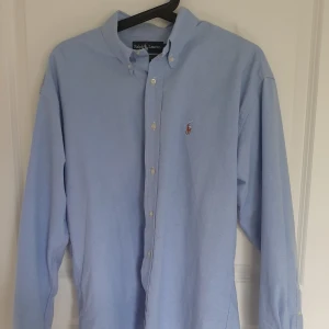 Ralph lauren skjorta - Ralph lauren skjorta som jag använt några gånger. Finns inga fel med den. Storlek 15,5/33 vilket jag skulle säga är runt M till L.