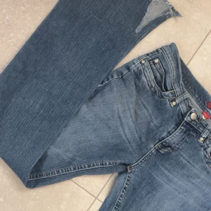 LÅGMIDJADE MÖRKBLÅA VINTAGE JEANS - Hejj jag säljer dessa vintage jeans i mörkblå washed färg. Jag är en 38 och de är för små. Passar typ 36/34. Skit snygg passform, lågmidjade bootcut. Har slits nertill också! 