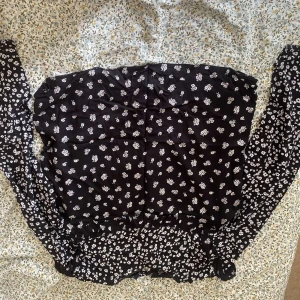 Svart långarmad blomig tröja - Svart långarmad blomig tröja köpte för 300kr säljer för 100kr. 