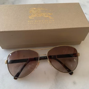 Burberry solglasögon  - Säljer mina fina Burberry solglasögon, pilotmodell. Sparsamt använda och i jättefint skick. Äkta såklart. Nypris: 2000:- 