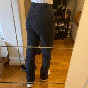 Säljer dessa jeans från PLT i storlek 36. Har klippt av en bit längst ner så att dem passar ngn som är runt 165cm. 