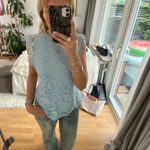 Spets blus - Säljer denna jätte fina ljus blåa blus då den inte används längre. Använd fåtal gånger så fortfarande i nyskick. Pris går att diskutera vid snabb affär💗