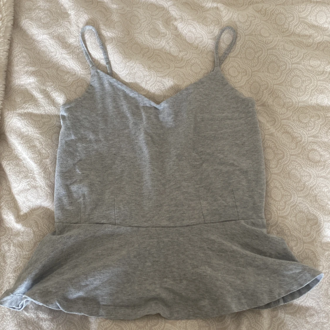 Grå ärmlös topp med volang - 92