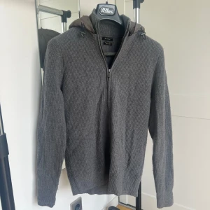 Massimo Dutti Cardigan - Massimo Dutti Cardigan som inte finns att få tag i längre, Bra pris (lägsta man kan hitta)  Använd 1-2 ggr sen glömde jag av att jag hade den   Köparen står för frakt