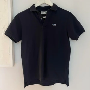 Lacoste polo T-shirt - Finns i 21 färger och 3 storlekar:S,M,L.