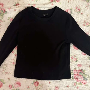 Svart långärmad teöja - Fin långärmad tröja från Gina Tricot, ganska kort, magtröja ish.