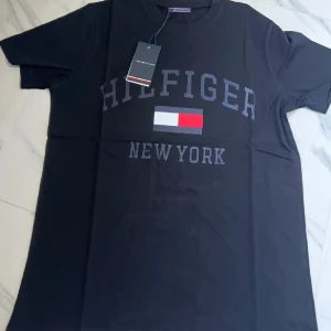 Tommy hilfiger salu - Tommy hilfiger T-shirt till salu till salu Alla storlekar finns 