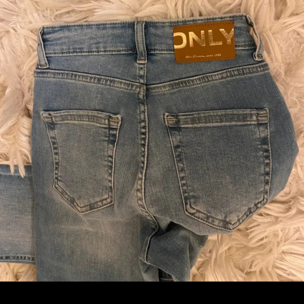 Bootcut jeans från Only, storlek XS/34 och passar mig som är 170cm i längden💞💞 dom är midwaisted och sitter under naveln. Jeans & Byxor.