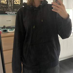 Svart hoodie i bra skick. Använd några få gånger men ser ut som ny.