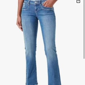 Blå bootcut jeans - Säljer ett par snygga blå ltb jeans. De har en klassisk femficksdesign och är perfekta för både vardag och fest. Jeansen har en bekväm passform och är tillverkade i ett slitstarkt material. Säljer då dom är för långa!❣️