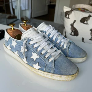 Saint Laurent blue denim low - Saint Laurent blue denim low, köpta här på Plick för ungefär 1,5 år sedan. Lite slitningar här och där (bild 4 & 5). Kom med bästa pris så kan vi säkert lösa något! Endast skor medföljer!😊
