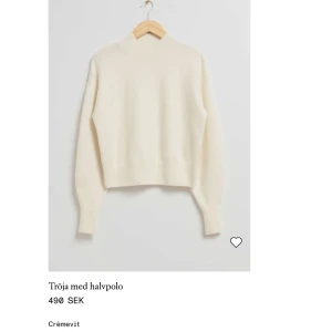& Other Stories stickad tröja - Superfin, bekväm och cremévit stickad tröja🤍 Fotad i skuggan, därav uppfattning att den är mörkare. Använd fåtal gånger. Säljer pga ingen användning. Köpt för 490kr.  Hör av er vid frågor!🤍 
