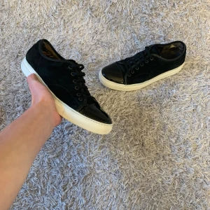 Lanvin | Sneaker - Säljer dessa trendiga Lanvin skor! | Bra skick slitningar förekommer såsom skav i bak se bilderna, captoe är felfria utan repor! | UK 6 motsvaradende 41-42. | Ställ gärna frågor innan du köper!
