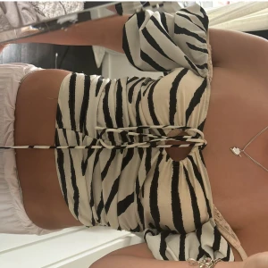 Zebra topp - Fin blus i zebra mönster som jag tycärr inte använder mycket, köpte på Plick för några månader sedan och är i topp skick! Den har en dragkedja på sidan 