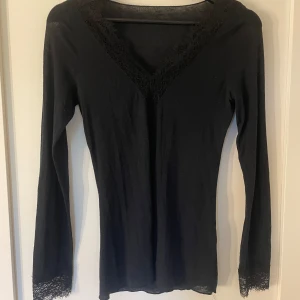 Intemissimi tröja - Säljer nu denna jättefina topp ifrån intemissimi i storlek s💕 hör av dig för fler bilder och info. Tröjan är lite nopprig på vissa ställen men går bort med sax. Men pågrund av det kan priset diskuteras!