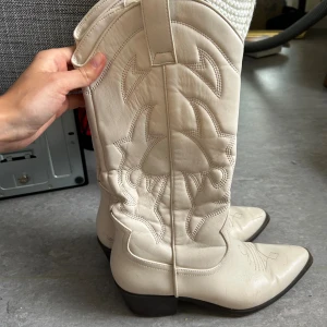 Cowboy boots - Vita cowboyboots i storlek 37/38.