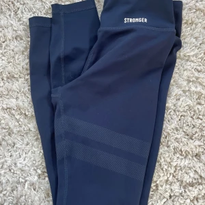 Träningsbyxor - Jättefina träningsbyxor från Stronger i storlek xs. Nypris 599kr. Skriv privat för fler bilder🩷