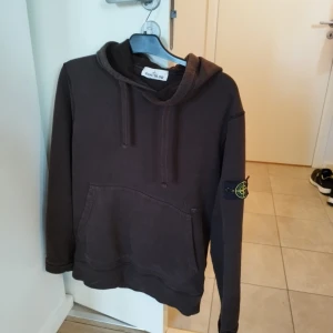 Stone Island hoodie - Använder tyvärr inte hoodien så mycket som jag trodde jag skulle göra. Den är mörkbrun, använd max 4 gånger så nyskick. Den är ganska tjock så perfekt när kylan kommer.